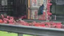 volco un acoplado con garrafas en el cruce de las autopistas ezeiza-canuelas y presidente peron