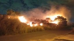 almirante brown: bomberos de glew trabajaron en un incendio de pastizales minutos antes de ano nuevo