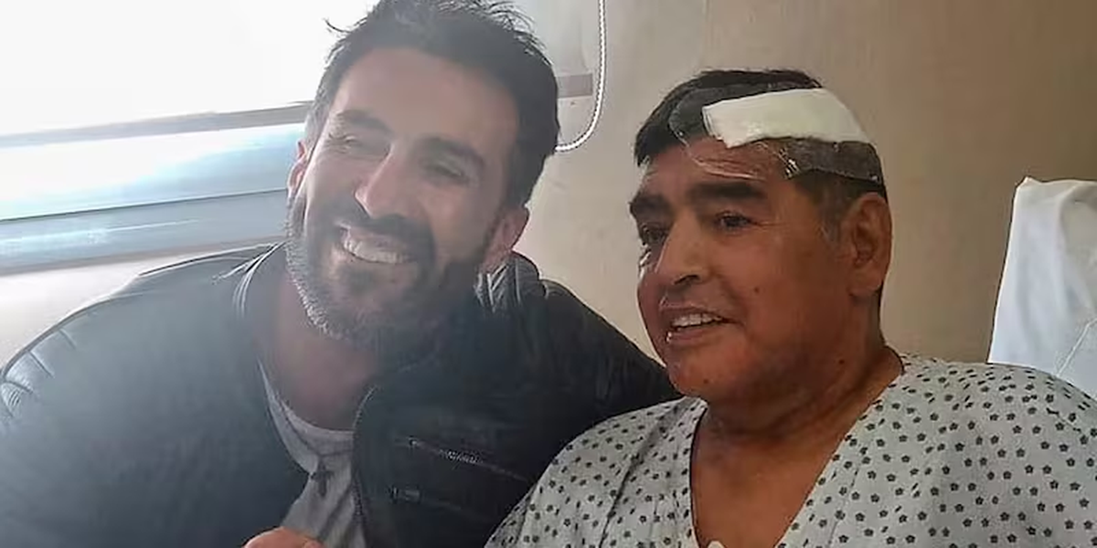 El médico con Diego Maradona, luego de la última operación que se realizó, días antes de morir. 