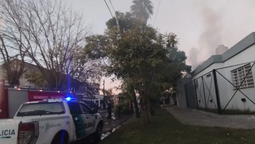 feroz incendio de una casa genero una columna de humo en temperley: una mujer fue asistida