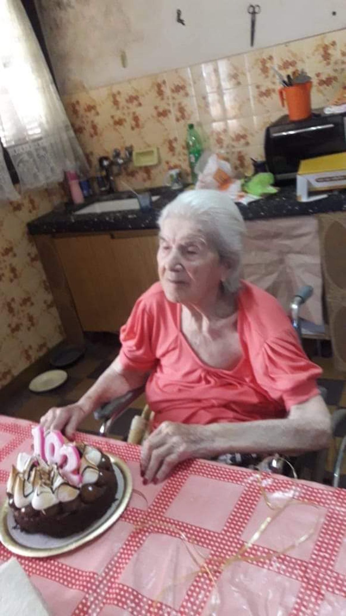 Ofelia Fernández durante su cumpleaños de 102 en su casa de Alejandro Korn.