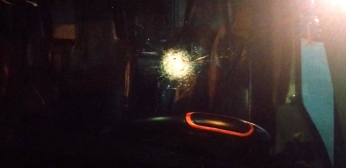 Puente 12. As&iacute; qued&oacute; el parabrisas de la ambulancia luego del tiroteo entre motochorros y un polic&iacute;a de La Matanza.