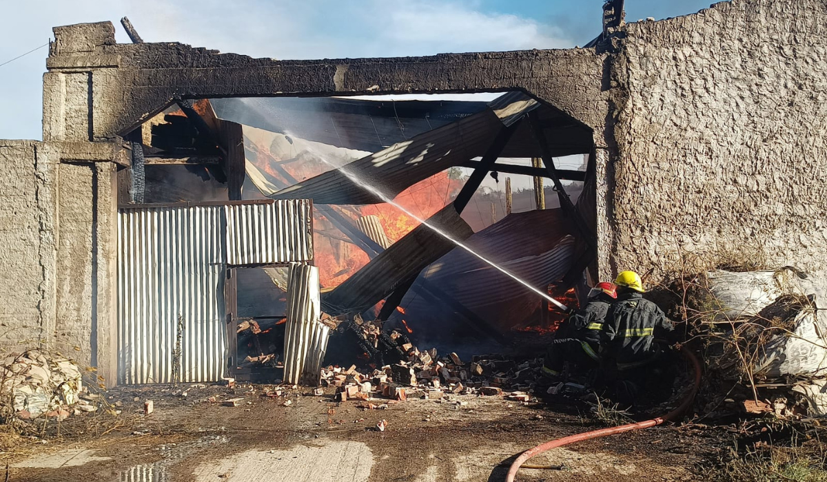 Descomunal incendio en una maderera de San Vicente: trabajaron varias dotaciones de bomberos