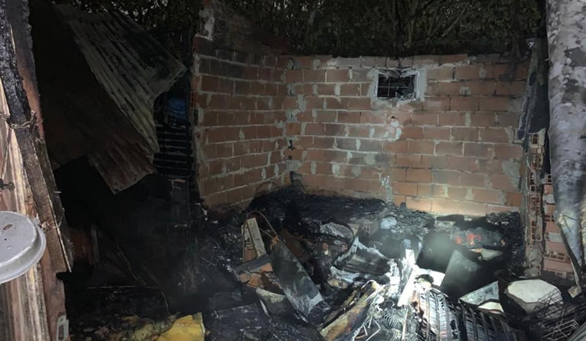 Feroz incendio de una casa en Almirante Brown: una familia perdió todo