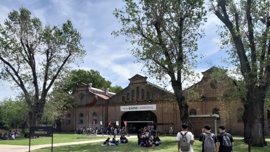 Con récord de jóvenes, realizan la Expo carreras en la Universidad de Lanús