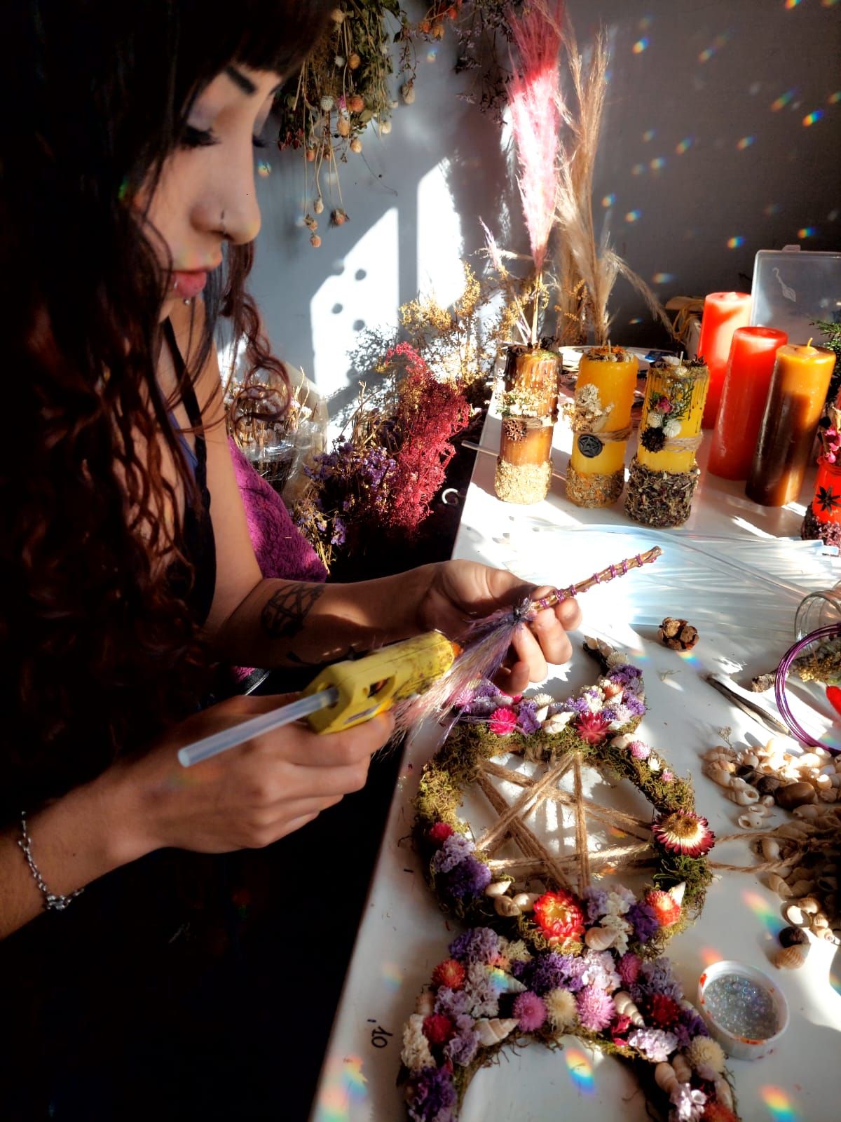 La vecina tiene como objetivo vender 100 mil pulseras para evitar el remate de su casa en Lomas.