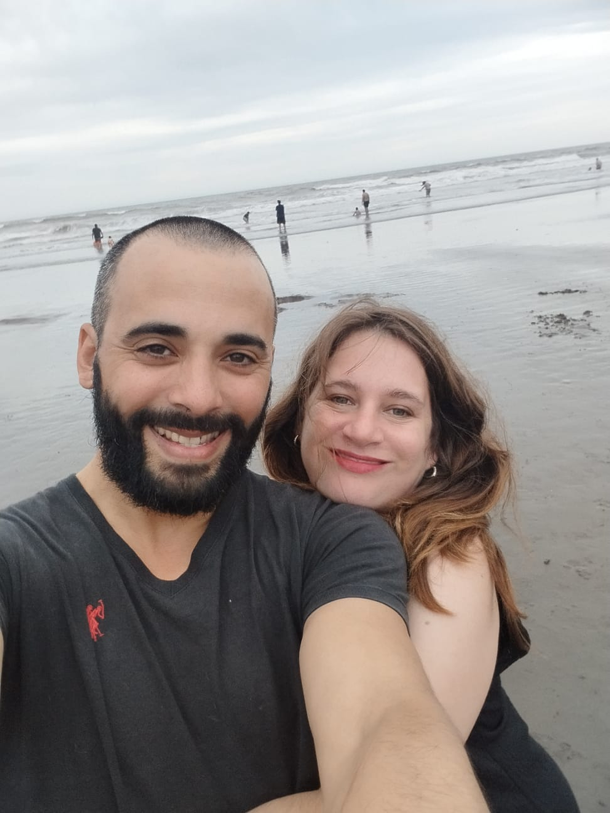 Gonzalo, vecino de Luis Guillón, junto a su esposa, oriunda de Mar del Plata.