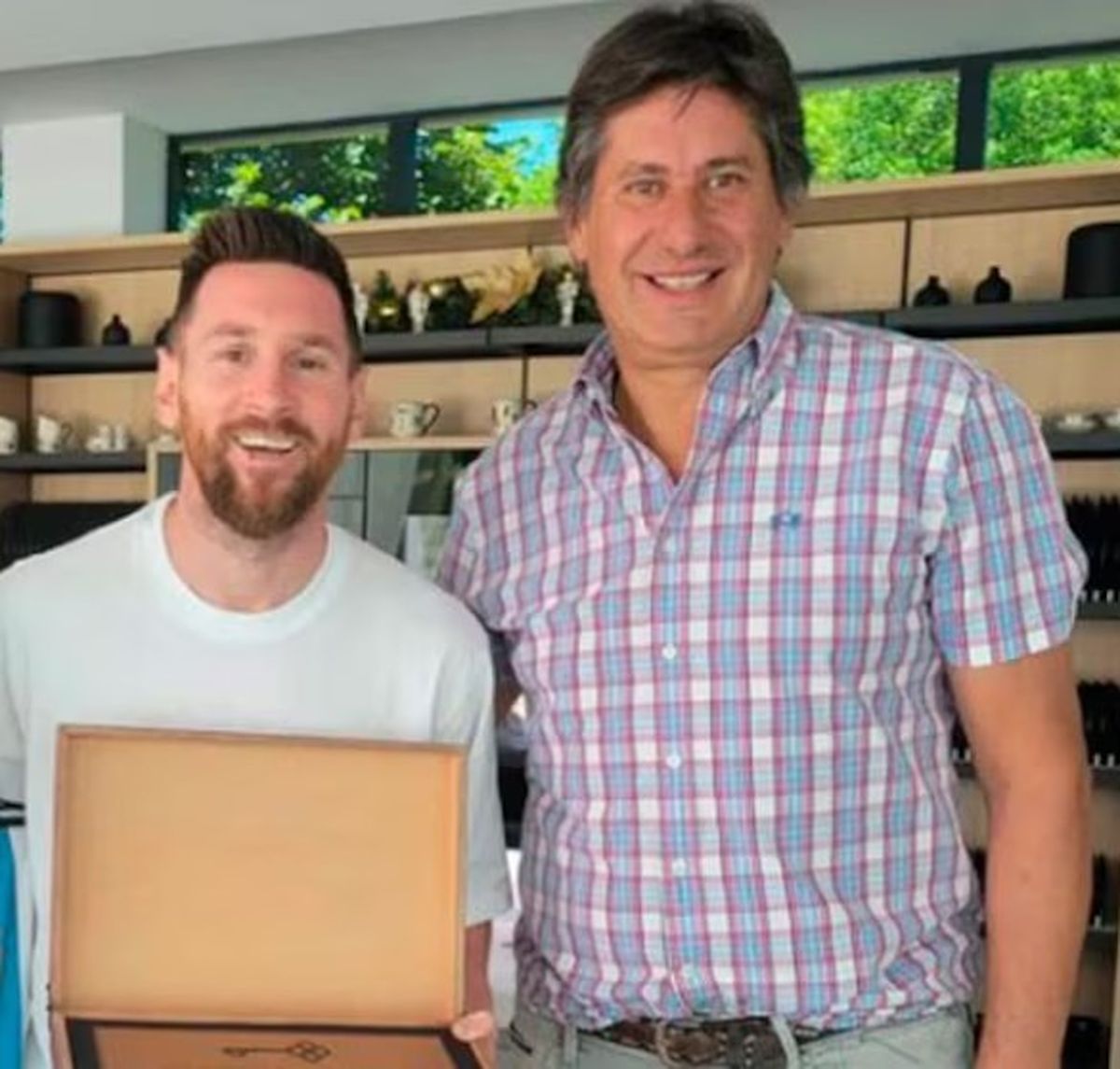 El intendente junto a Lionel Messi.&nbsp;