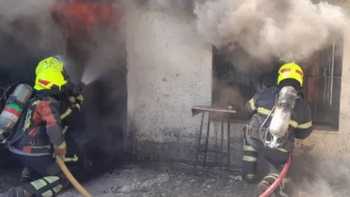 Grave incendio en una vivienda de Luis Guillón: trabajaron dos dotaciones de Bomberos