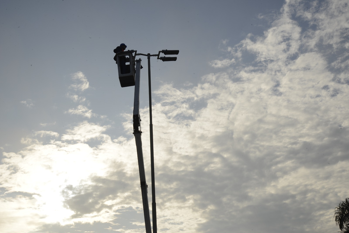 Las nuevas luces que se instala el Municipio de Esteban Echeverría tienen mayor luminosidad.