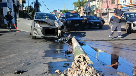 Temperley: un auto perdió el control y chocó contra dos postes