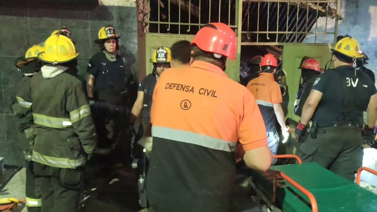 Explosión y derrumbe en Lanús: rescataron a una mujer de los escombros
