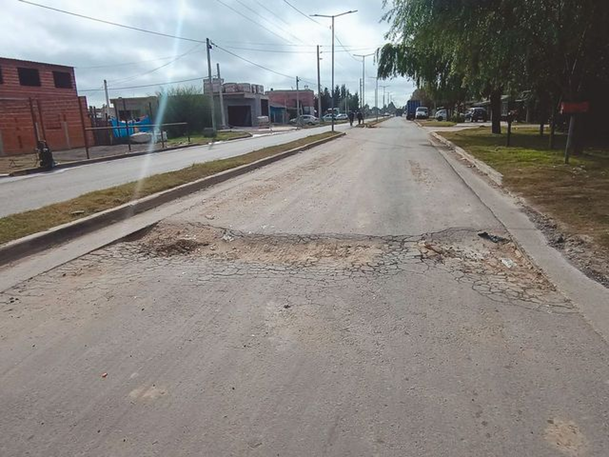 Algunos de los pozos que se ven en las calles Sargento Cabral y Mario Bravo.