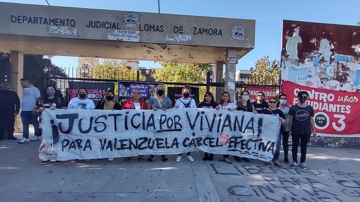 Afuera de los Tribunales de Lomas de Zamora, pidieron justicia por el femicidio de Viviana Giménez.