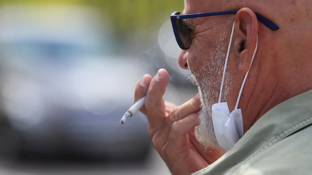 La provincia busca una ley para limitar el consumo de cigarrillos y hay polémica