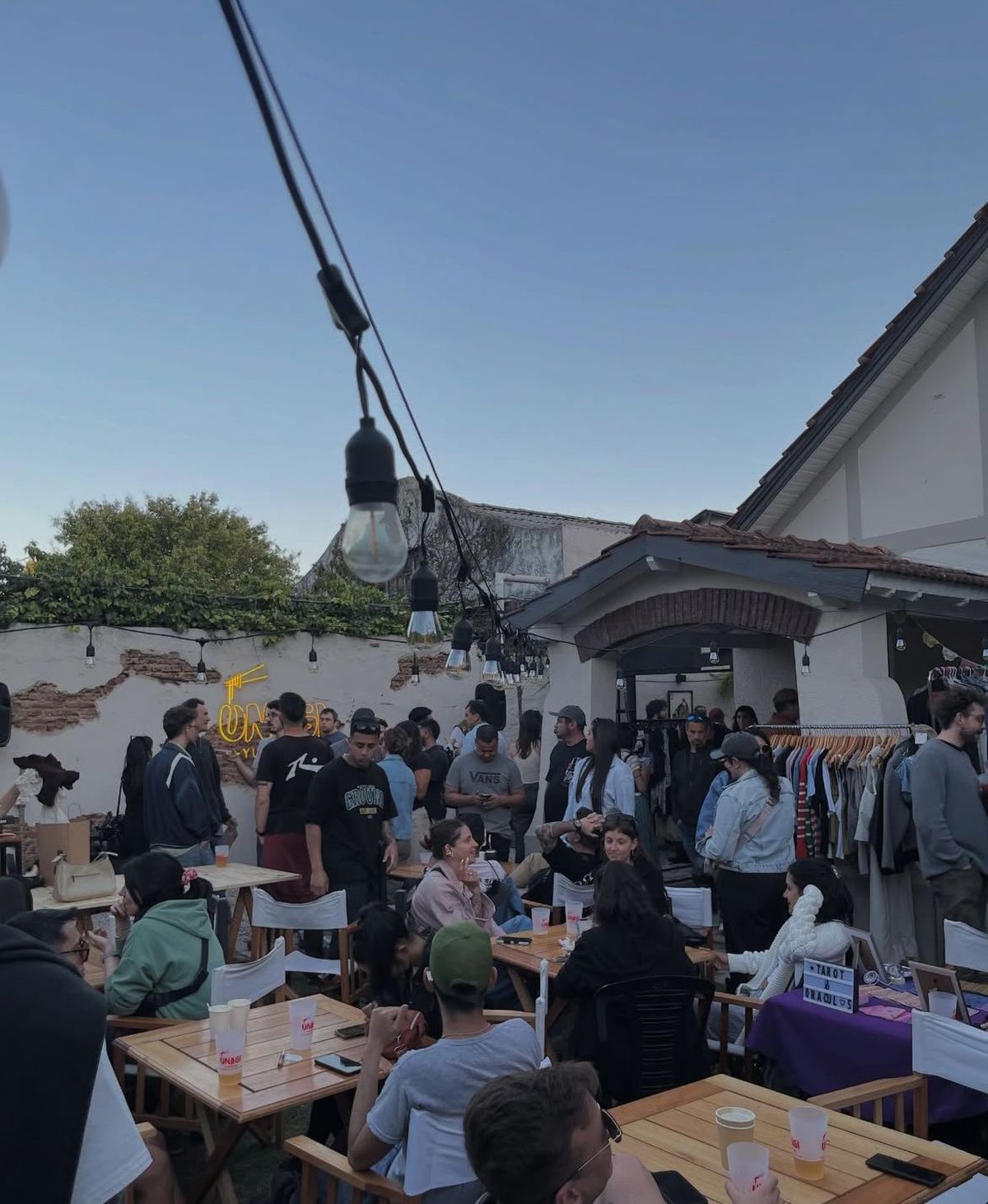 Una edición anterior de Fuckin Feria, con emprendimientos independientes, puestos de ropa, vinilos y propuestas gastronómicas. 