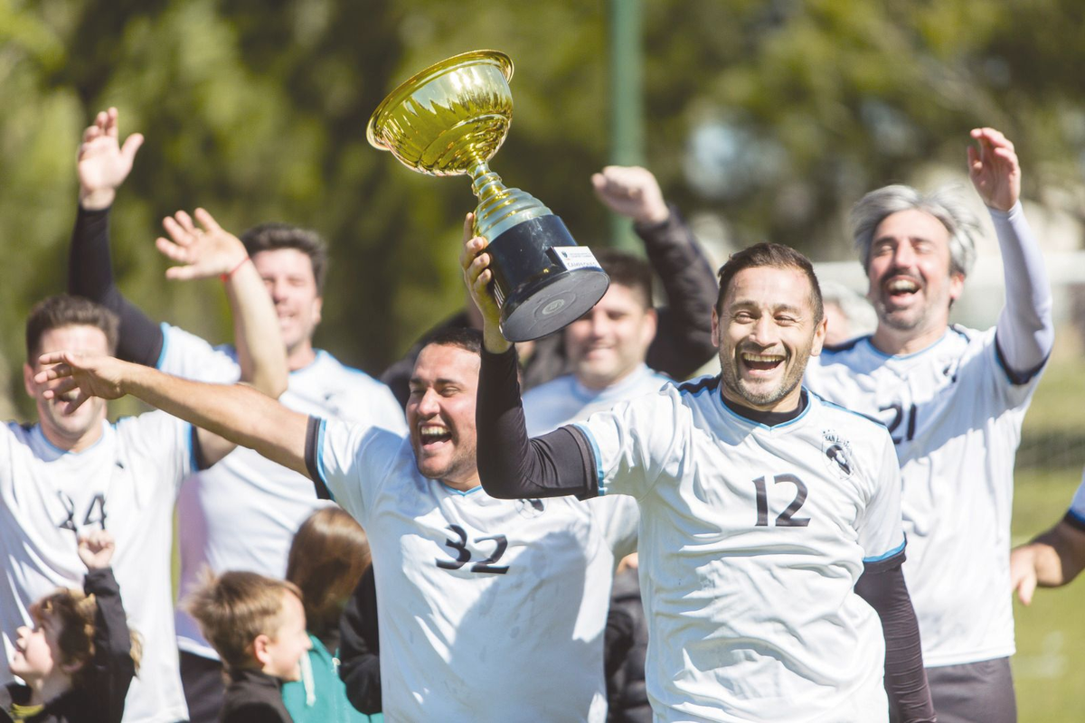 Los jugadores levantando la Copa Canning 2023.