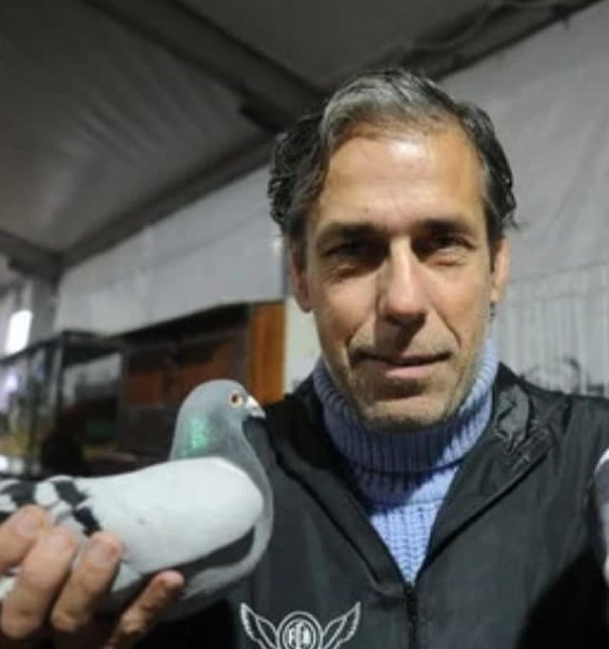 Fabián Protsman, miembro de la Asociación Colombófica Argentina con una de sus palomas