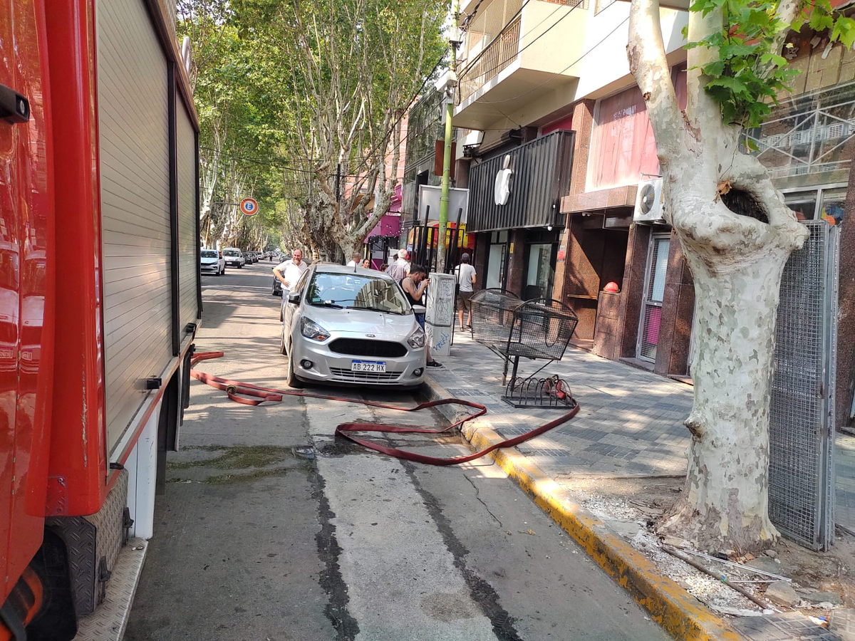 Se generó un incendio en un octavo piso de un edificio ubicado en el centro de Monte Grande, Esteban Echeverría.