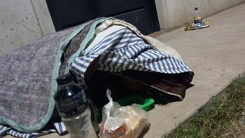 Santa Catalina: un hombre está tirado desde el lunes en la calle y los vecinos piden ayuda
