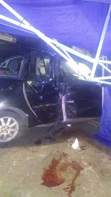 El auto y manchas de sangre tras el choque en Turdera.