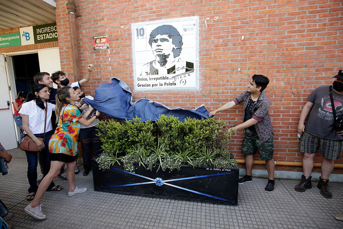 Homenaje a Diego Maradona en el microestadio de Brown