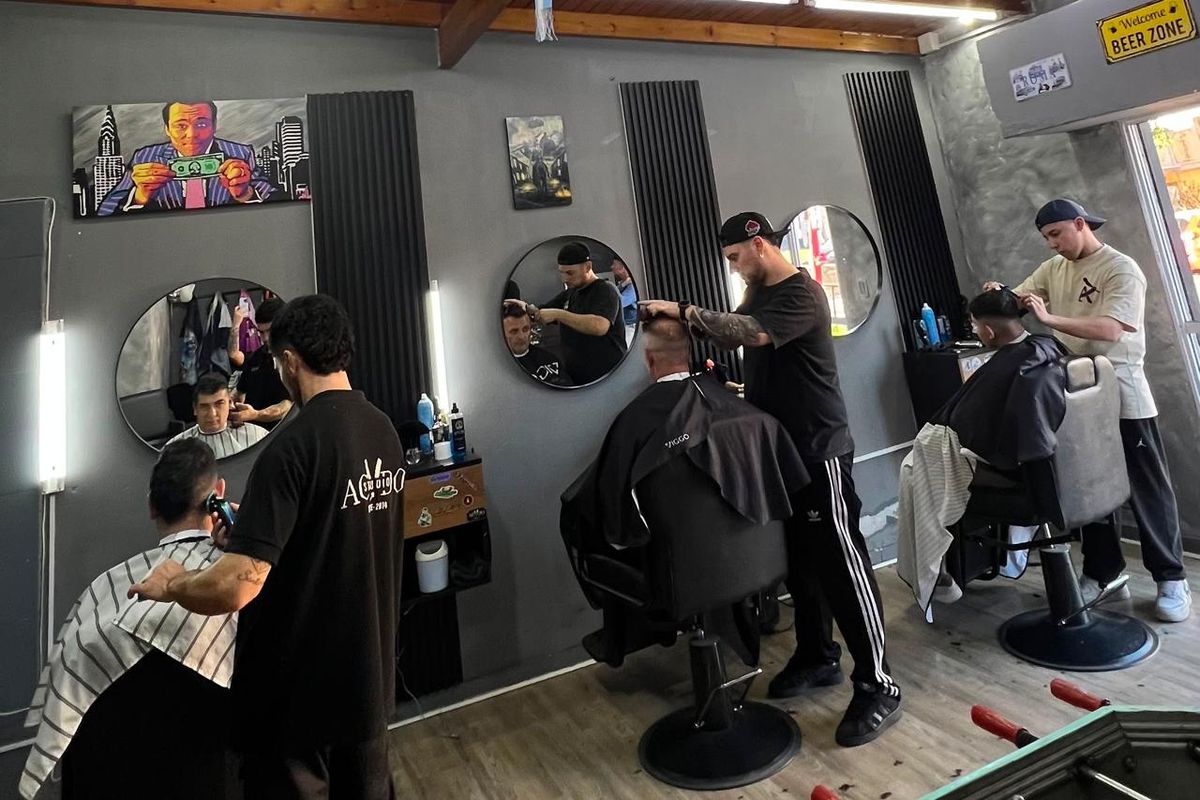 Serán alrededor de 13 barberos de nueve barberías los que participarán de la jornada solidaria, indicó Nicolas. Serán alrededor de 13 barberos de nueve barberías los que participarán de la jornada solidaria, indicó Nicolas.