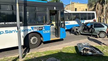 Terrible choque entre un auto y un colectivo en Almirante Brown: cuatro heridos