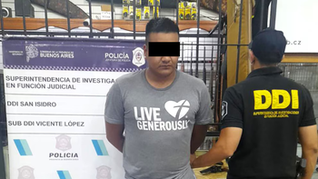 Detuvieron a un policía por vender armas no letales robadas: tras una mudanza en Ezeiza lo denunciaron