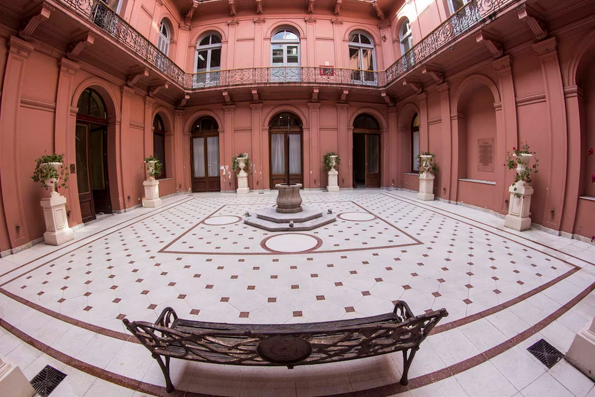 El Patio del Aljibe al que daría la ventana tapiada de Casa Rosada. 