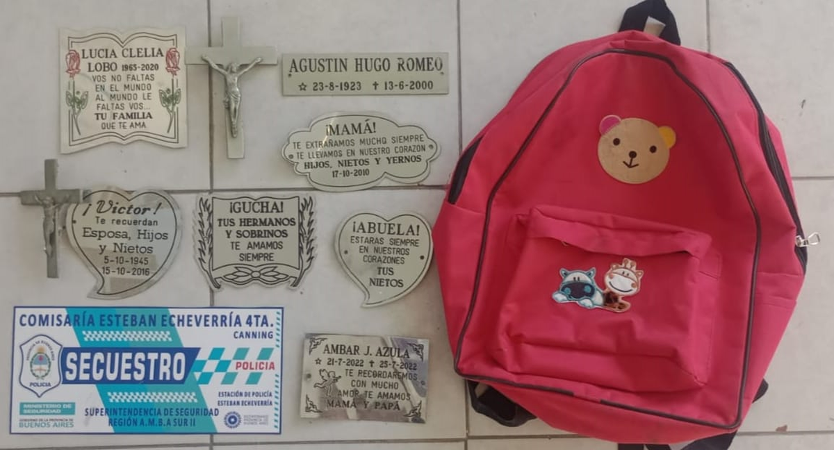 Las placas que habían sido sustraídas del Cementerio de Esteban Echeverría.