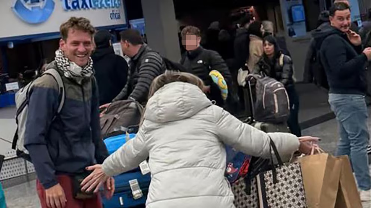 El reencuentro de la familia afectada por la tragedia en el Aeropuerto de Ezeiza. 