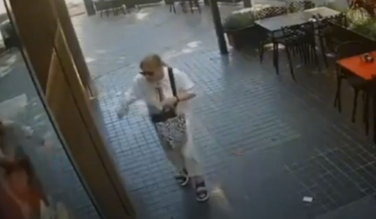 Las personas que circulaban por el lugar en el momento del robo ingresaron al restaurante de Lanús. 