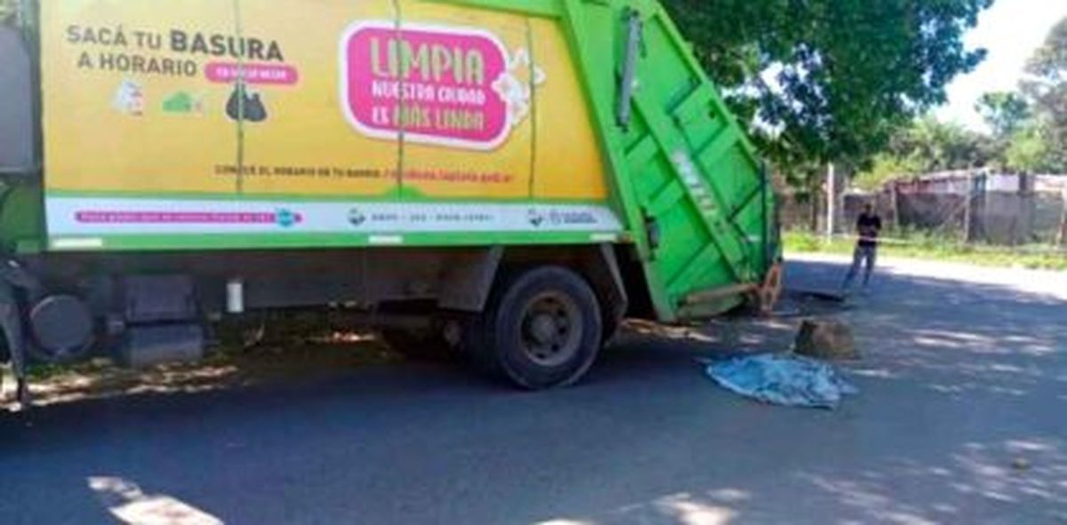 El camión recolector de basura que atropelló al nene de 3 años.