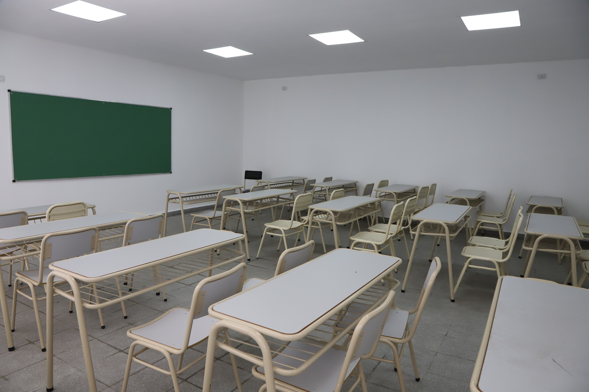 Las nuevas aulas de la Escuela de Luis Guill&oacute;n est&aacute;n equipadas con mobiliario escolar e iluminaci&oacute;n LED.