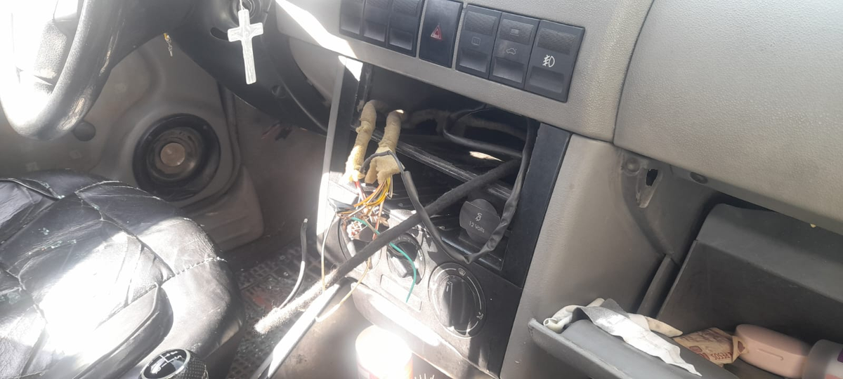 Así quedó el auto luego del robo en San José.