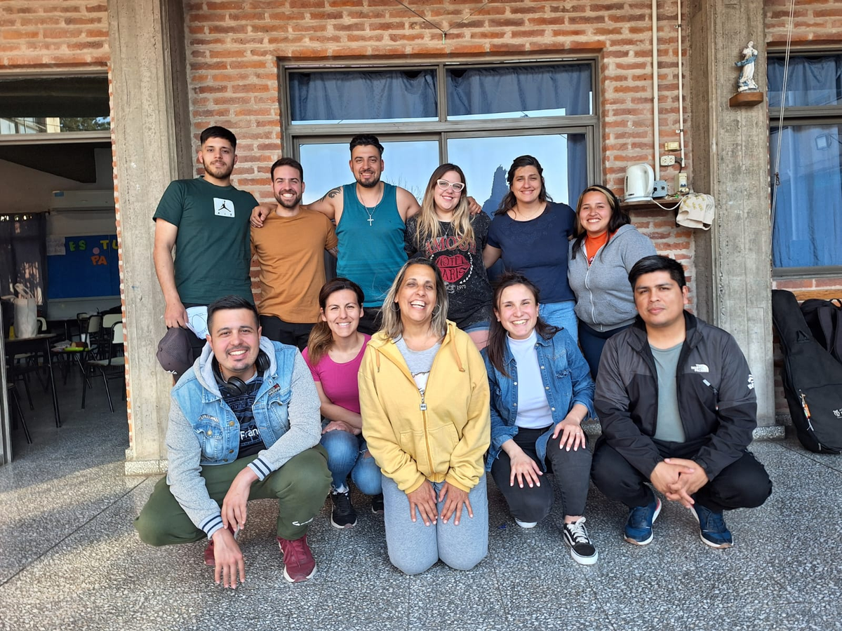 Gabriela junto al grupo de 