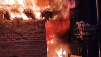 Feroz incendio en San José: una familia perdió todo y pide ayuda