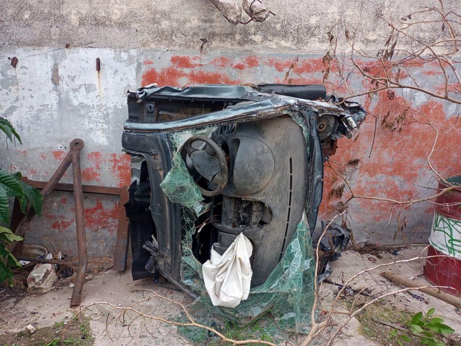 La Policía encontró varias autopartes en el lugar.