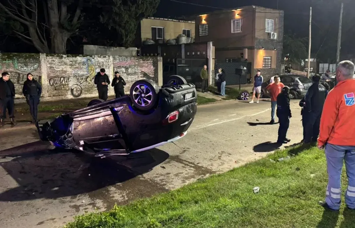 El auto terminó volcado tras chocar contra un vehículo estacionado en Temperley.