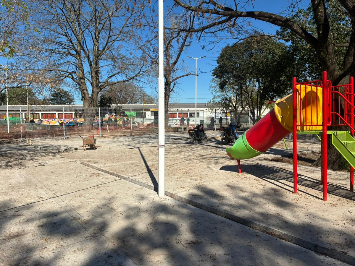 La plaza Alfonsina Storni se encuentra entre las calles Cuba y Valentín Alsina, en El Jagüel. 