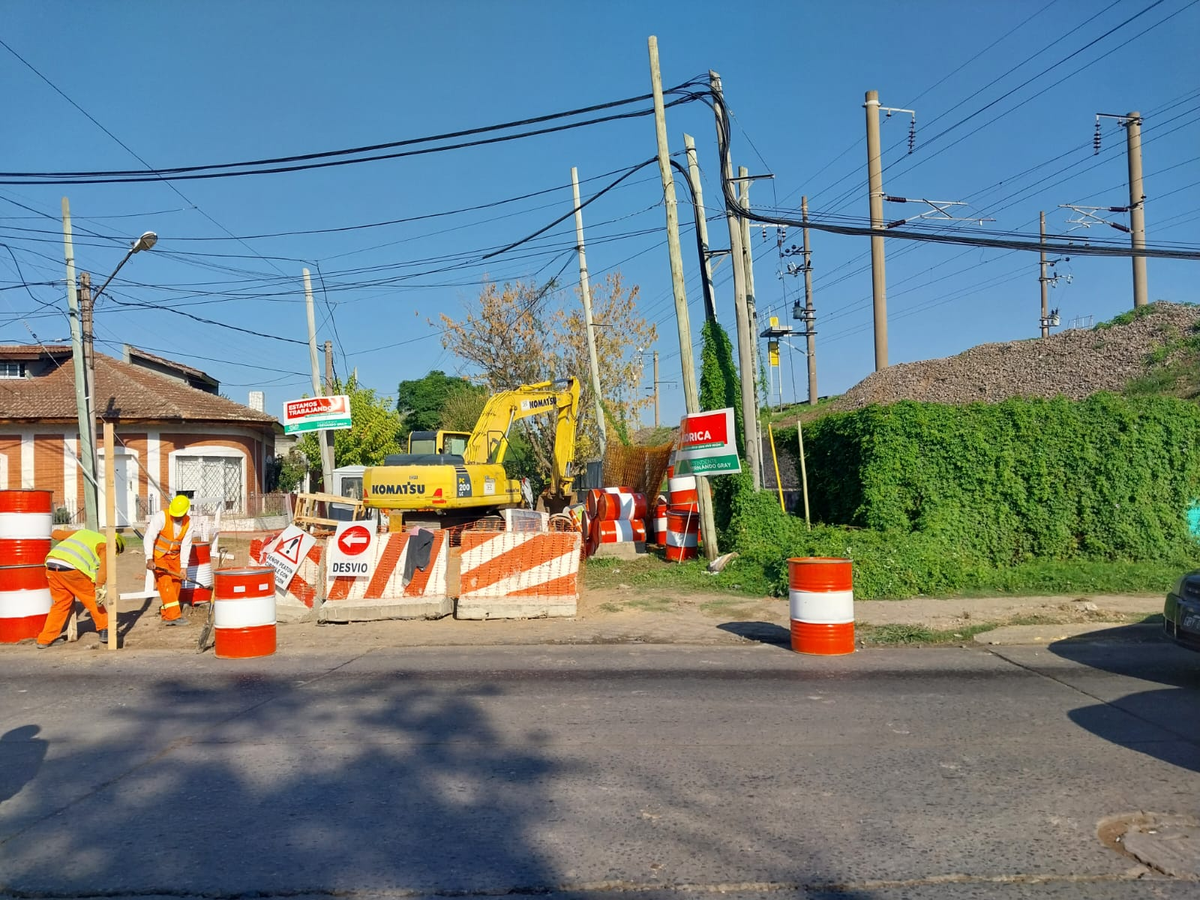 El desvío tiene lugar en el paso a nivel Sarro-Matienzo, en Esteban Echeverría.