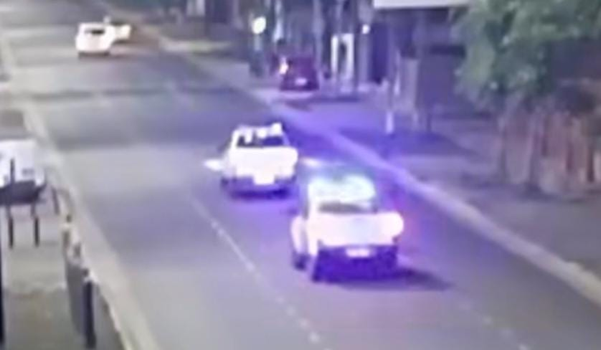 Los móviles policiales persiguiendo a la moto.