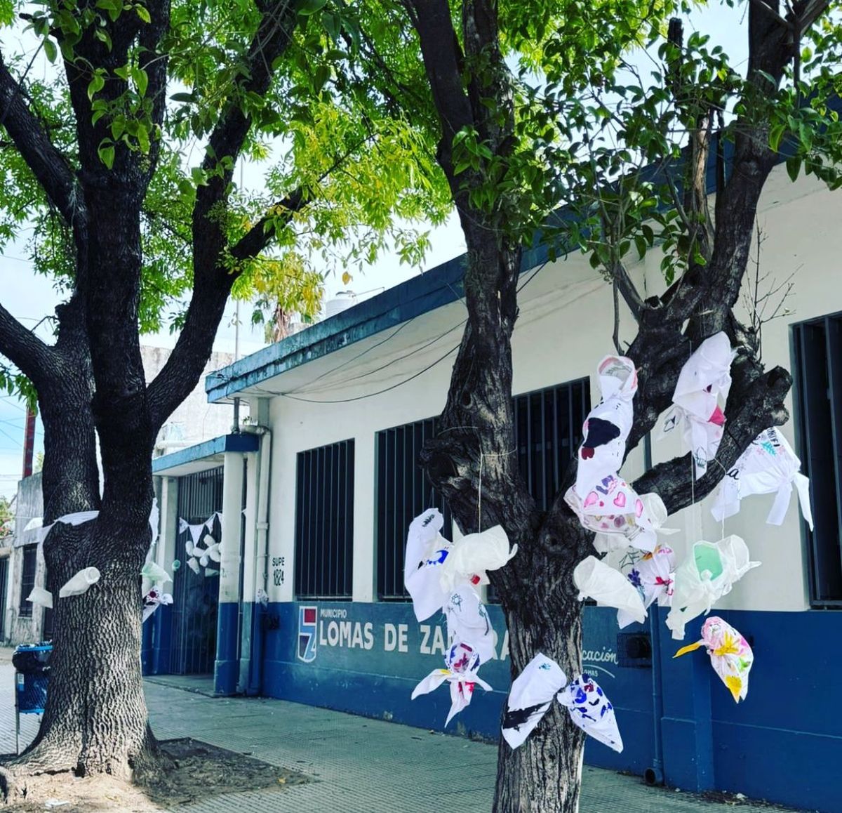 Los pañuelos blancos realizados por estudiantes de la Primaria 33 de Banfield aparecieron en un cesto de basura y luego fueron colocados nuevamente en el frente de la escuela. Los pañuelos blancos realizados por estudiantes de la Primaria 33 de Banfield aparecieron en un cesto de basura y luego fueron colocados nuevamente en el frente de la escuela.