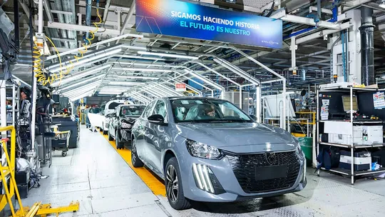 Empresa que fabrica Fiat, Peugeot, Citroën y Ram frenó la producción en su planta de El Palomar hasta marzo