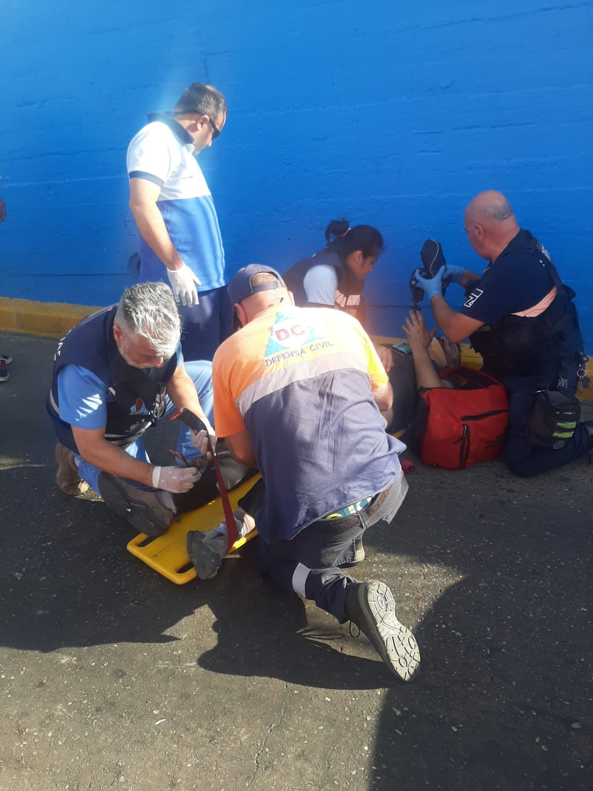 Personal del SAME y de Defensa Civil trabajando en la asistencia del herido en Lomas de Zamora.