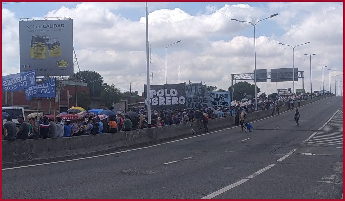 Lomas: cerca de 1.000 manifestantes realizan un corte total del puente La Noria.