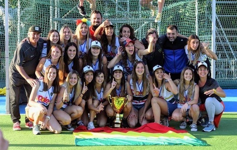 Las chicas de Lomas Athletic festejan la consagración en el Torneo Metropolitano de Hockey en 2019.
