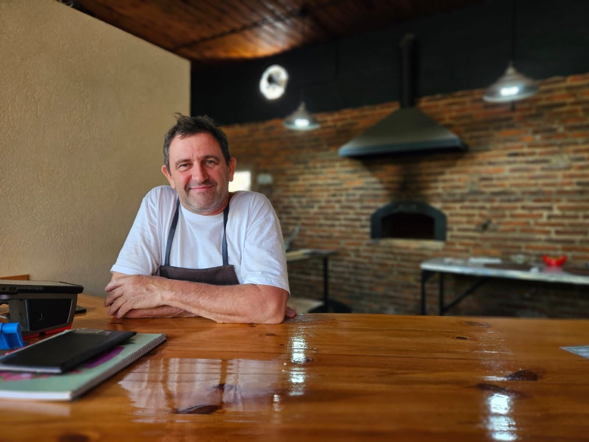 Martín Tagliaferro, dueño de la pizzería “Bahía Bonita”, la cual abrió hace dos meses.