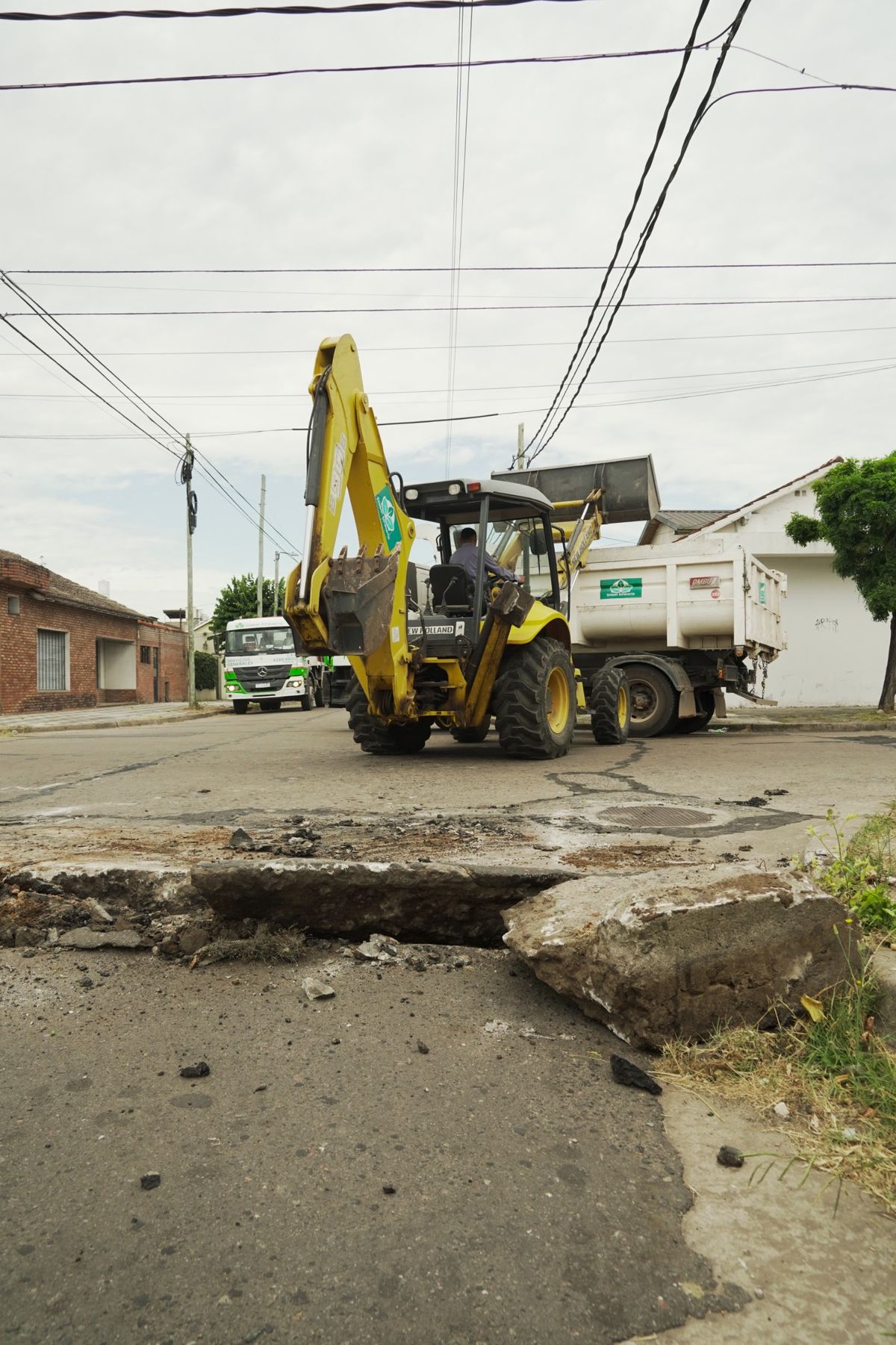 Las cuadrillas trabajan en distintos puntos de Monte Grande. 